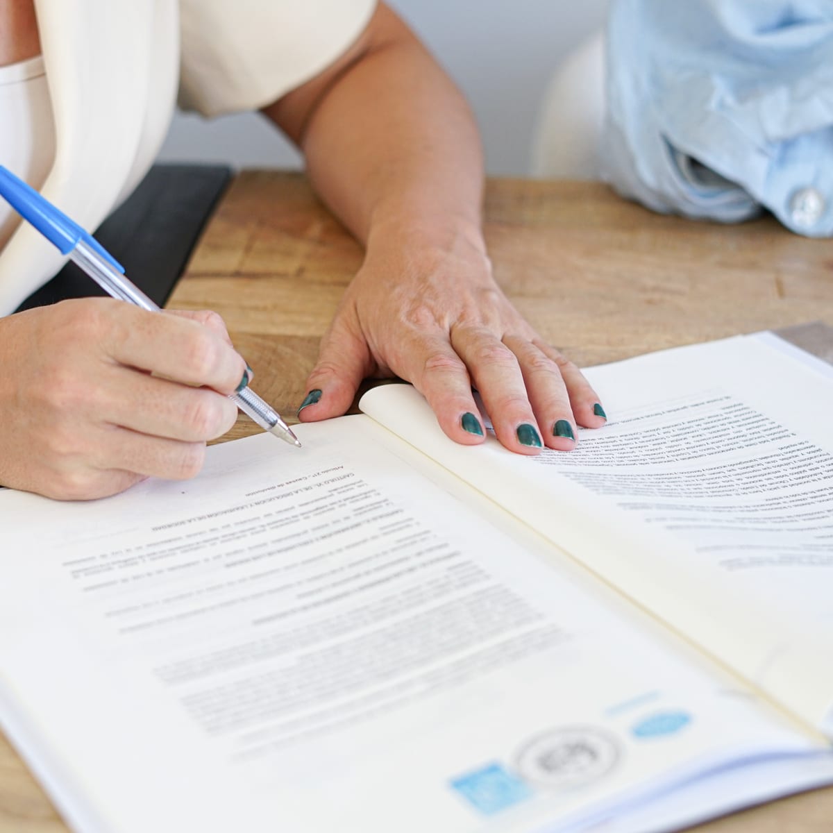 Firma de documentación laboral en J&A Associates