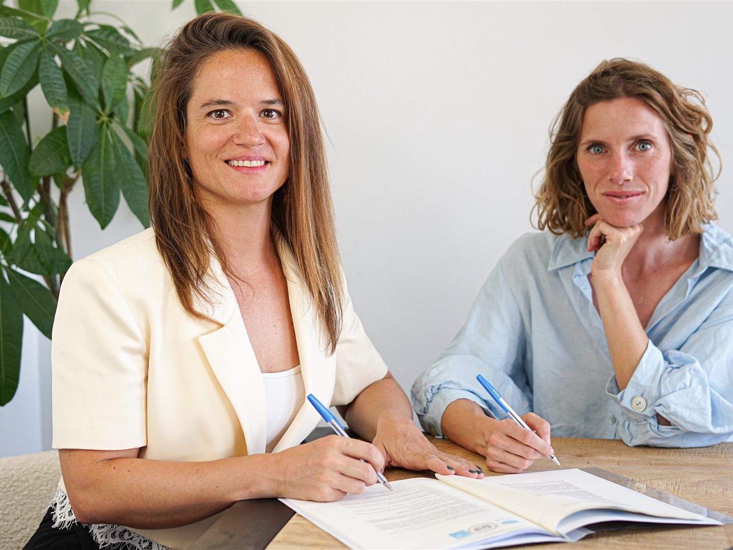 Nerea Albert y Celia Juega revisando documentación en el despacho